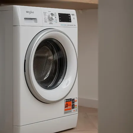 Near Centre Of With Ac And Parking By Renters Prestige * Breslau