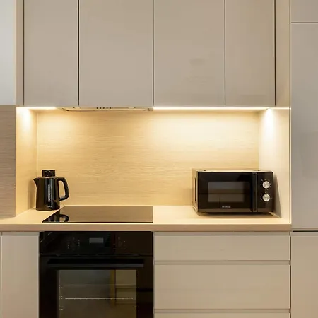 Near Centre Of With Ac And Parking By Renters Prestige *