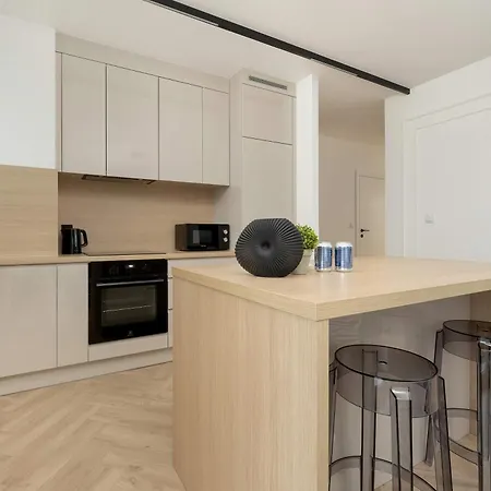 Near Centre Of With Ac And Parking By Renters Prestige