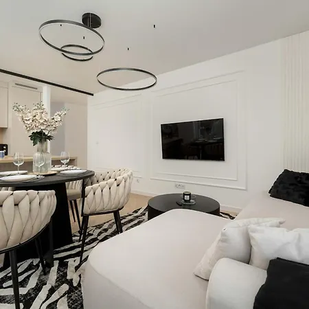 Near Centre Of With Ac And Parking By Renters Prestige *