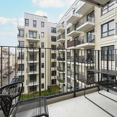 Апартаменти Near Centre Of With Ac And Parking By Renters Prestige Вроцлав