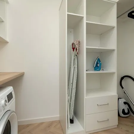 Near Centre Of With Ac And Parking By Renters Prestige Apartmán Vratislav