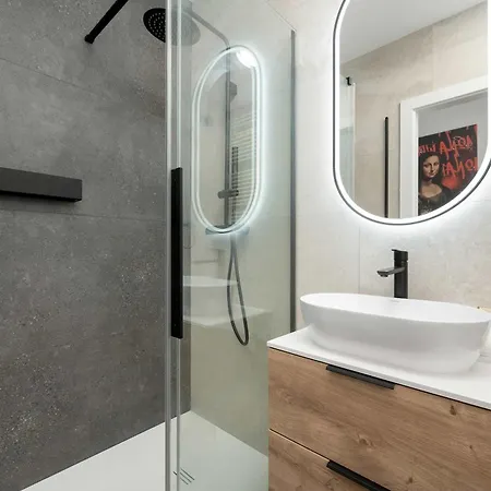 Апартаменти Near Centre Of With Ac And Parking By Renters Prestige