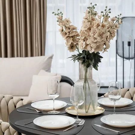 Апартаменти Near Centre Of With Ac And Parking By Renters Prestige Вроцлав